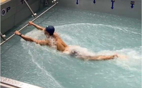 ما مدى قوة الانفجار لدى أبطال السباحة؟ ستعلم بعد مشاهدة هذا الفيديو!