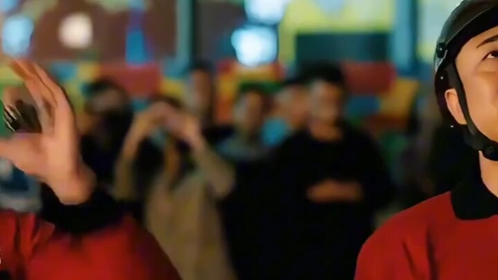 Bạn thấy không, họ đều đang chúc phúc cho chúng ta đấy!