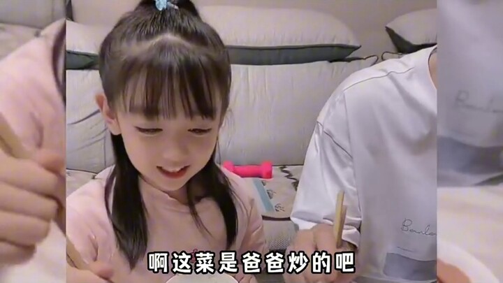 2. ลูกสาวตัวน้อยผู้แสนห่วงใยของพ่อ เรียกได้ว่าเป็นจอมปกป้องพ่อแบบสุดๆ ไม่ให้พ่อโดนลมหนาวแม้แต่นิดเดี