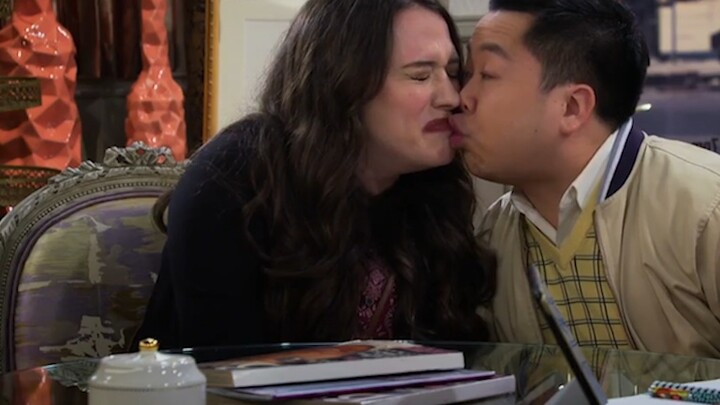[2 Broke Girls] Han: Watch me take Max's kiss away