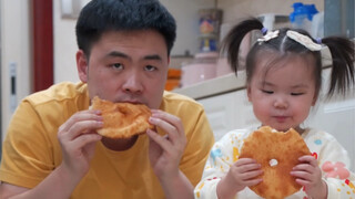 给孩子炸了一锅油饼，骗她说这是甜甜圈…