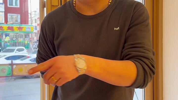 Thằng em trẻ tuổi này quá tự tin, dám thách tui ba miếng gà chiên lớn!