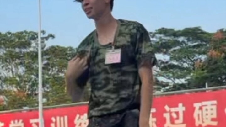 การแนะนำตัวเองระหว่างการฝึกทหาร ทุกคนน่าจะรู้จักฉันกันหมดแล้วใช่ไหม