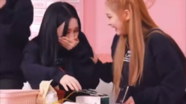 Bắt chước Ningning, ăn một miếng cam, suýt nữa thì nghẹn vì chính thằng ngốc Zhimin của mình...