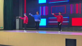 จะเกิดอะไรขึ้นเมื่อคุณและเพื่อนสนิทเต้นรำตามเพลงธีม Triga ในงานปาร์ตี้ปฐมนิเทศนักศึกษาใหม่?