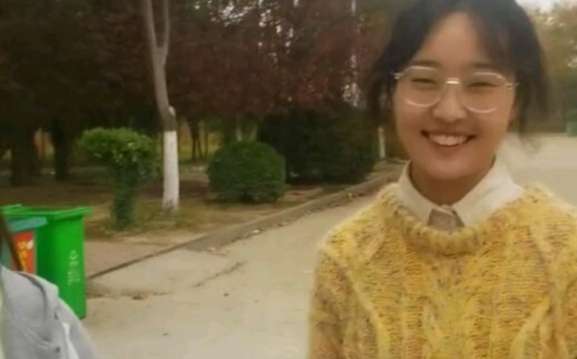 Ketiga kalinya “tak sengaja bertemu” dua cewek di pintu supermarket, nggak ada tempat buat bersembun