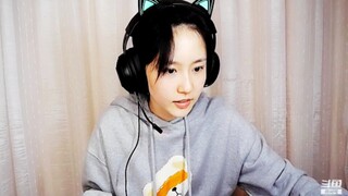 成果小姐姐在线卖萌，可爱到犯规啦！