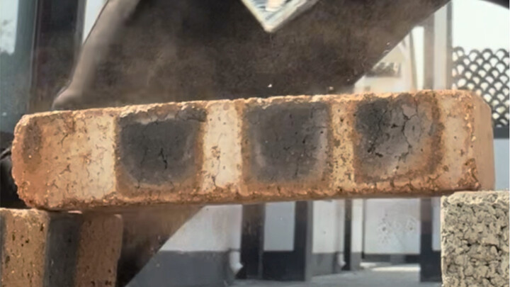 Đừng nói ai đó ba đồng năm đồng đều có thể chém đứt, trước mặt tôi đến giờ vẫn chưa có ai dám trực t