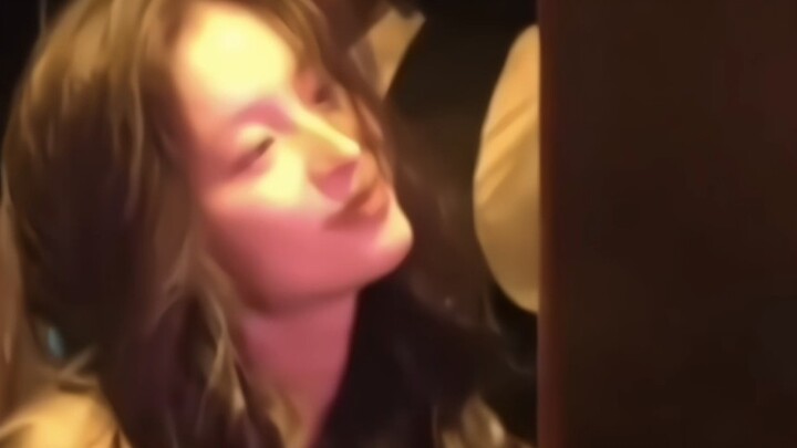 [Li Jiaxin] Whose niece hooks hands like this?