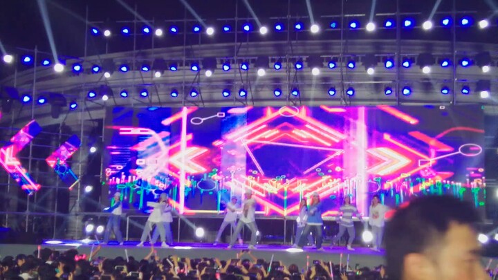 Cover dance Zhang Yixing dari lagu "HONEY" di Pesta Orientasi Universitas Anyang 2019