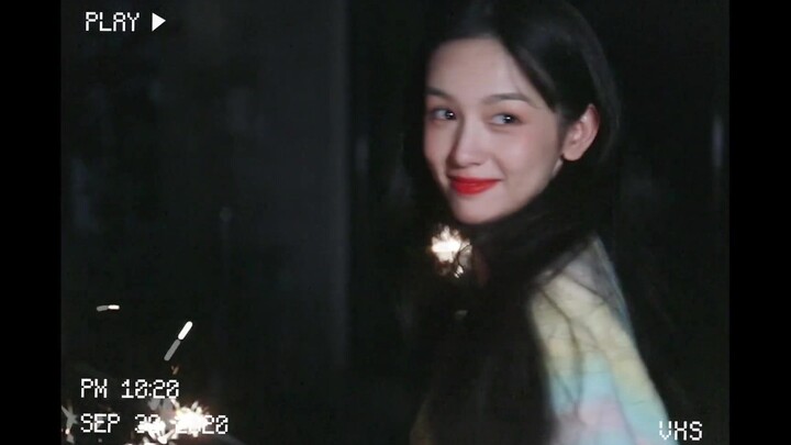 หน้าตาอันน่าหลงใหลของนักแสดงรุ่นใหม่ที่เพิ่งมีรักแรก