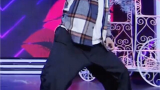 ليأتِ وانغ ييباو ويؤدي مقطوعة أيضًا! [ضحكة شريرة][ضحكة شريرة]