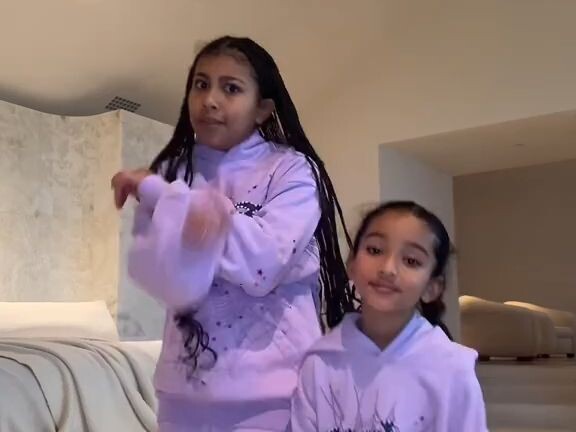 金卡戴珊视角：当你的手机被女儿拿走后…就会发现North和Chi的可爱舞蹈