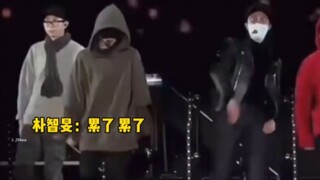 أثناء التدريب على الرقص، نظر الشقيقان غومين إلى عيني تشنغ هاو شي بجنون