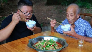 Membuat hidangan terkenal "katak semur jahe" yang empuk dan pedas