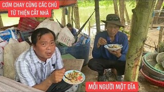 Kiểu ăn cơm đậm chất Miền Tây của các chú mỗi khi đi cất nhà cất cầu từ thiện