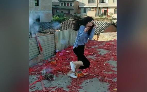 Dáng em quay lưng chạy trông giống hệt tình yêu.