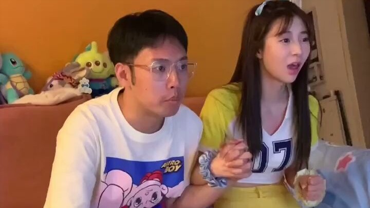 女朋友穿着球衣陪我一起看球，我何德何能