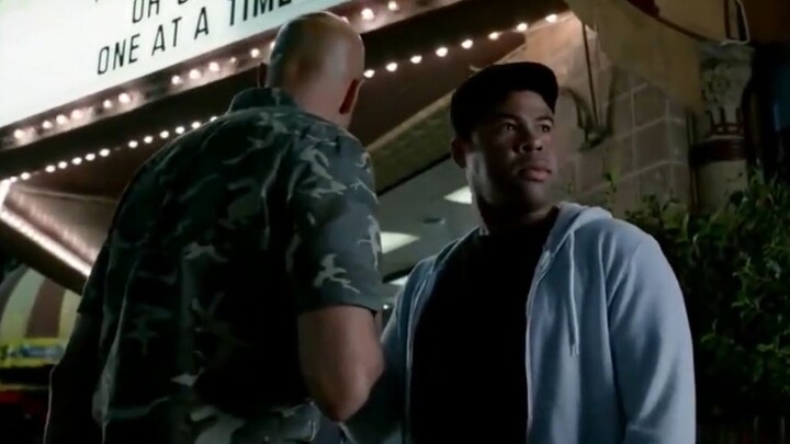 【الأخ الأسود】 بعد مشاهدة فيلم الرعب، من الواضح أنه كان مذعورًا جدًا، لكنه أصر على التظاهر باللامبالا