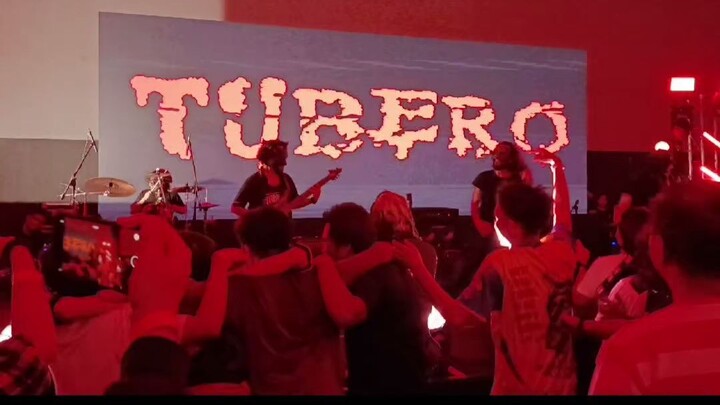 POV ng 4' 10" height na nakatungtong sa upuan habang may mosh pit sa harap 🤘 Tubero pa!