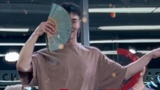 [Bai Xiaobai] After the February fireworks outing, we continued to dance "Spring March" with super b