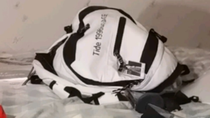 Cặp sách bò lổm ngổm