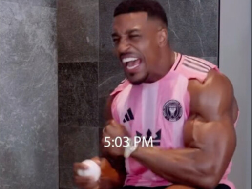 Người đàn ông tinh tế nhất toàn mạng AstonHall hiếm khi nổi giận dữ dội! Tức tối đập vỡ luôn chiếc t