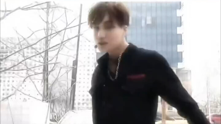 Hồi trước khi EXO quảng bá trên Inkigayo, cảnh chuyển từ ngoài trời vào trong nhà vẫn khiến mình cực