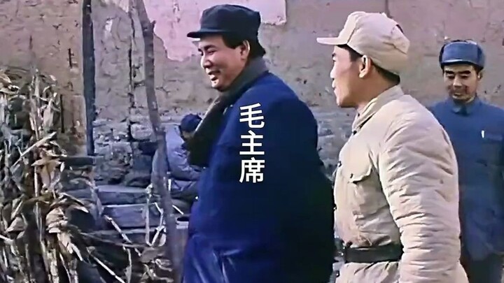 Chú lính nhỏ tặng Hồ Chủ tịch một bao thuốc lá, nào ngờ bị Chu Tổng lý giật lấy, Hồ Chủ tịch thật đá