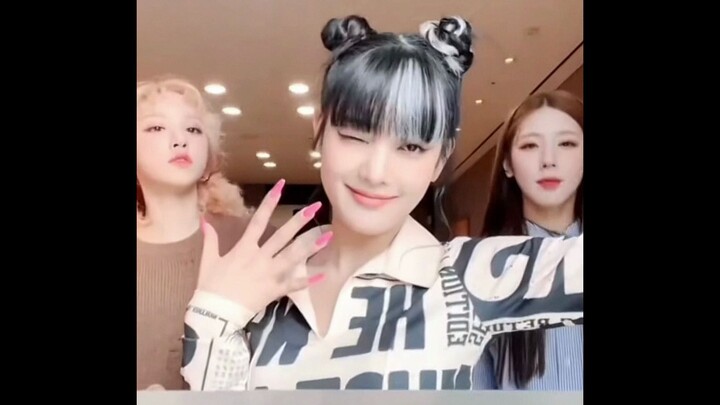 Zhao Mei Yan menari bagian Song Yuqi, benar-benar seru hahaha