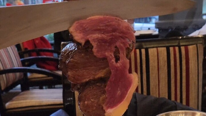 100 RMB Brazilian BBQ buffet: Load up on massive steaks till you’re stuffed!