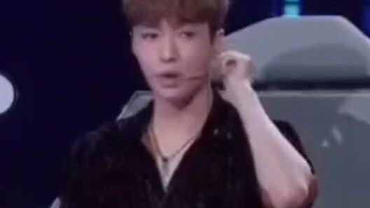 [Zhang Yixing] That time he was wronged again and was the only one in the audience to turn off his m