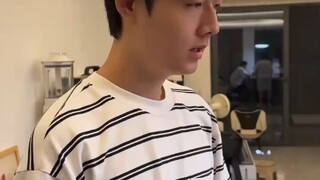 爸爸退休后想体验群演，本来只是玩玩，没想到两个导演都看中爸爸！！