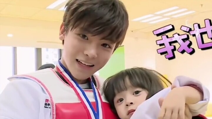 [Hou Minghao] So gentle! Back in his early days, his voice was super sweet—such two adorable kids!