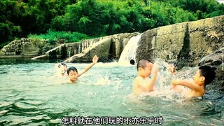 The naughty child secretly ran to the river to swim, but was attacked by a crocodile