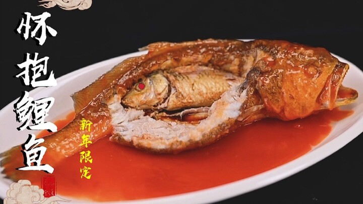 Nhét cá chép nhỏ vào bụng cá chép lớn rồi cùng bỏ vào chảo chiên giòn! Cách chế biến kỳ lạ này lại c