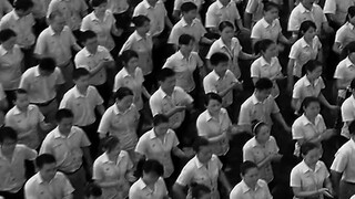 我咽下一枚铁做的月亮。