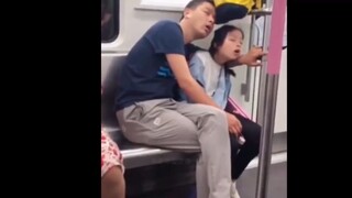 พ่อกับลูกสาวเผลอหลับในรถ