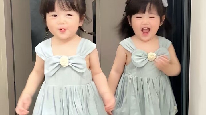 Kedua putri kembar mereka biasa-biasa saja, tapi setelah dipercantik jadi luar biasa~