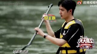 Wang Yibo enjoyed paddle board surfing with Feng Ge! DDU