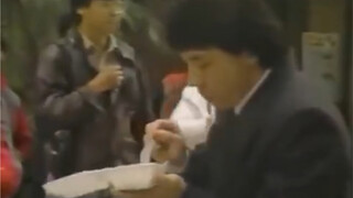 A real video of Jackie Chan eating a box lunch on the set in 1987. Because the box lunch was so deli