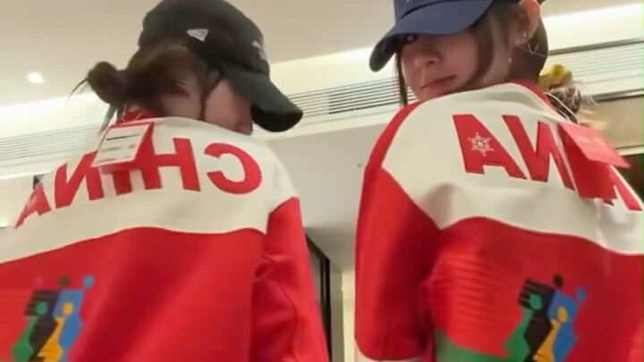 Athletes Reveal China’s Winter Olympics Uniforms in Person! Netizens Gasp: “This design is actually 