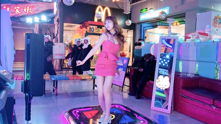 สาวน้อยบนแท่นเต้น! ผ่านสามเจ้าแพนด้าแดงตัวน้อยน่ารักสุดๆ แล้วพี่สาวก็เต้นเพลง Door ซะเลย!