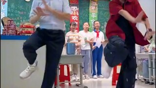 爷爷参加孙女活动的现场，跳舞跳的太帅了！