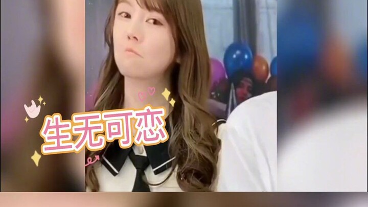 Buổi livestream của Pang Mailang trở nên nổi tiếng nhờ nữ trợ lý cố nhịn cười, netizen hy vọng cô ấy
