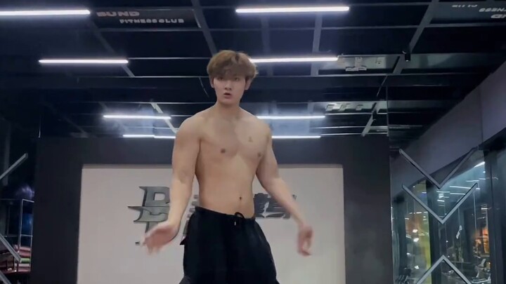 【Xiong Ziyi】Fitness man is obsessed with MJ and teaches himself to dance humannature