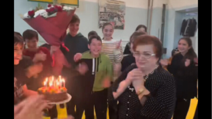 นักเรียนรัสเซียแกล้งทำเป็นทะเลาะกันเพื่อเซอร์ไพรส์ครูประจำชั้นในวันเกิดของเธอ