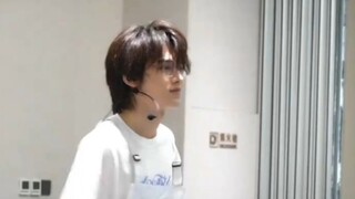 宋亚轩摇摇晃晃练习室版