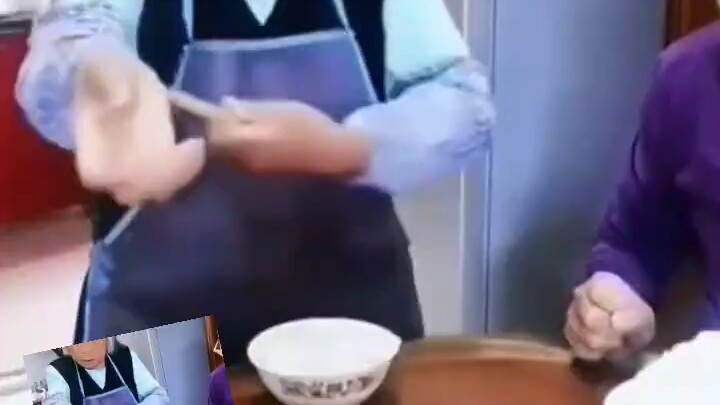 Henan’s former Party Secretary Xu dines with his mother, such a heartwarming scene!