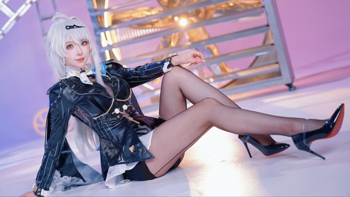 Mang giày cao gót nhảy múa, chân có tê không? AOA -Váy ngắn Miniskirt-